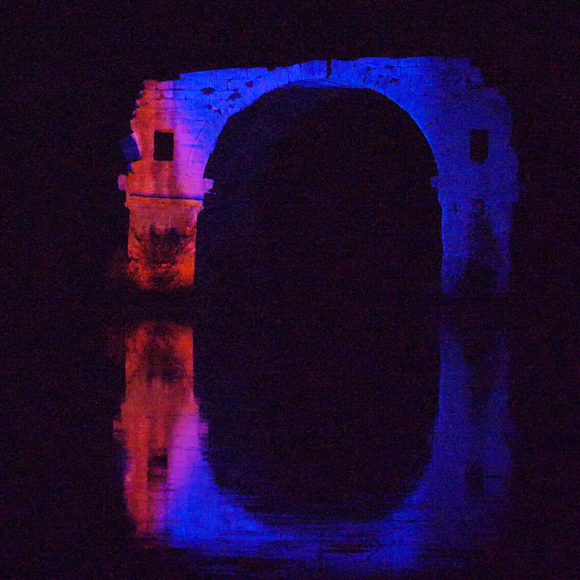 Pont ambroix illuminé de nuit
